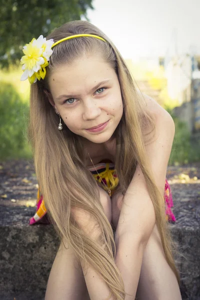 Jovem adolescente posando com um sorriso bonito — Fotografia de Stock