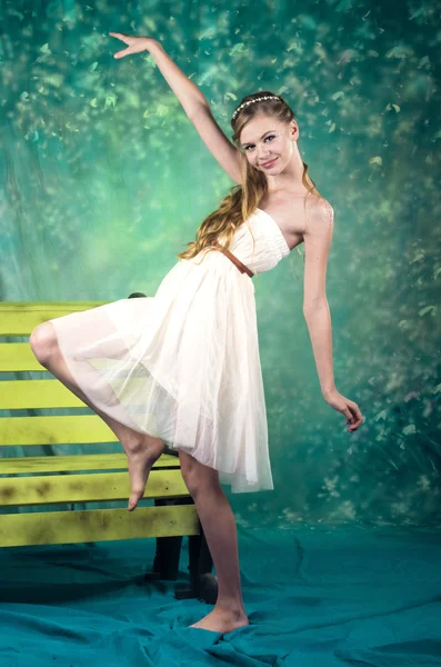 Beatifull teenage girl in vintage dress in studio — Stock Photo, Image