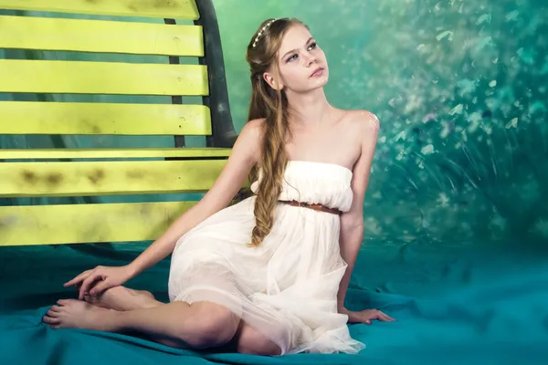 Adolescente béatifique en robe vintage en studio — Photo