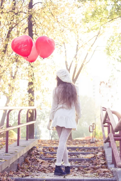 Young girl walking in the autumn park — Stock Photo, Image