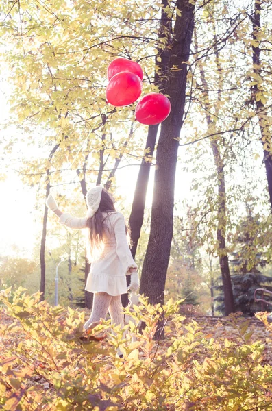 Genç kız sonbahar parkında yürüyor. — Stok fotoğraf