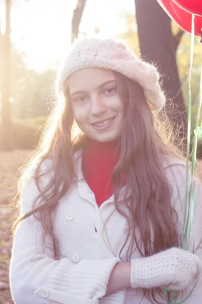 Ung flicka promenader i höstparken — Stockfoto