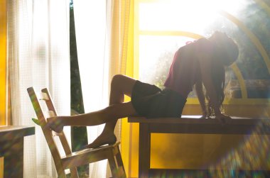 masada oturan genç kız