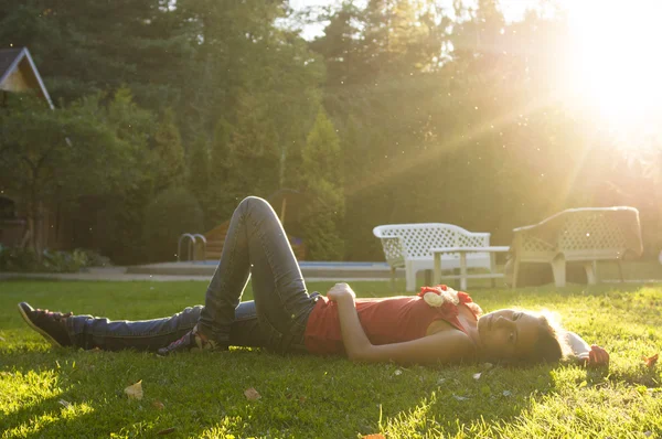 年轻的女孩躺在草地上 — 图库照片