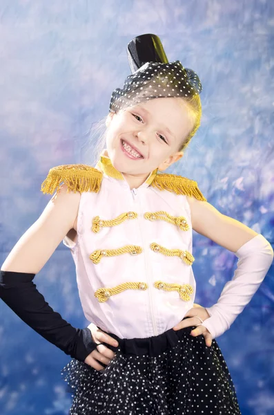 Niña pequeña en traje de baile — Foto de Stock