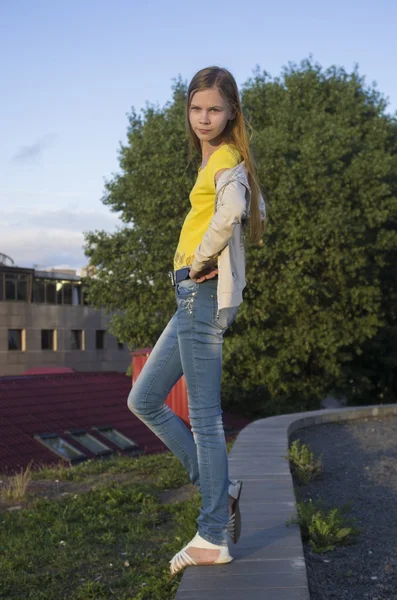 Teenage girl posing in the city — Stock Photo, Image