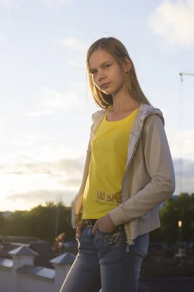 Teenager-Mädchen posiert in der Stadt — Stockfoto