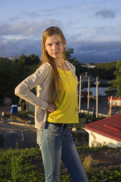 Teenage girl posing in the city — Stock Photo, Image