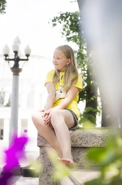 Child kid girl taking rest near fountain — Stock Photo, Image