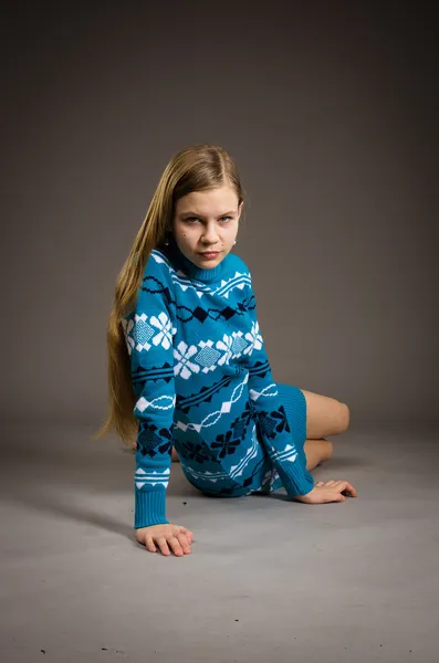 Teenager-Mädchen posiert im Pullover — Stockfoto