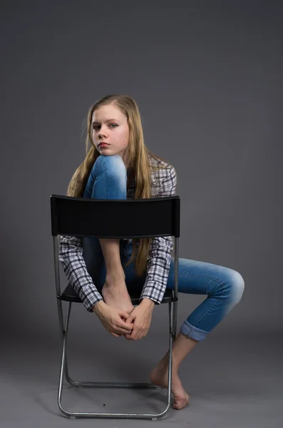 Trevlig tjej i jeans poserar i studio — Stockfoto