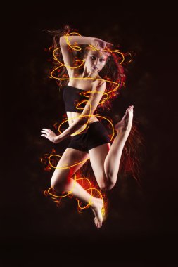 Ateşle dans genç kız