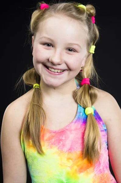 Gyermek lány pózol színes öltöztetős — Stockfoto