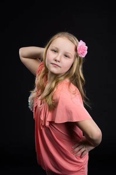 Unga barn flicka i rosa klänning — Stockfoto