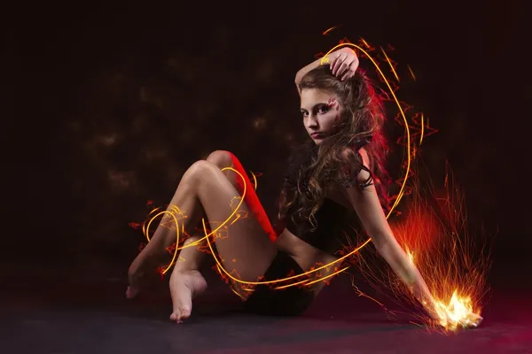 Jong meisje dansen met vuur — Stockfoto