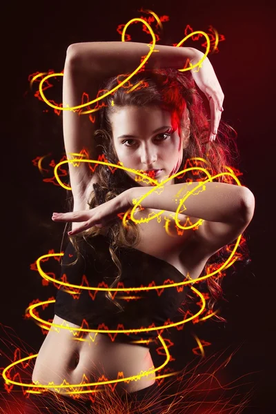 Молодая девушка танцует с огнем — стоковое фото