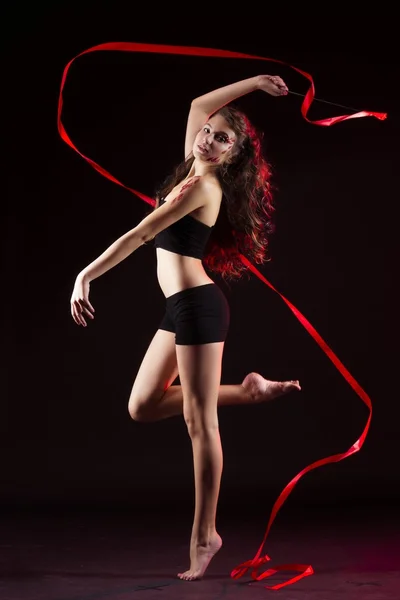 Ung flicka dansa med eld — Stockfoto