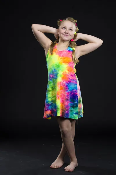 Παιδί κορίτσι Ποζάροντας σε πολύχρωμο φόρεμα — Φωτογραφία Αρχείου