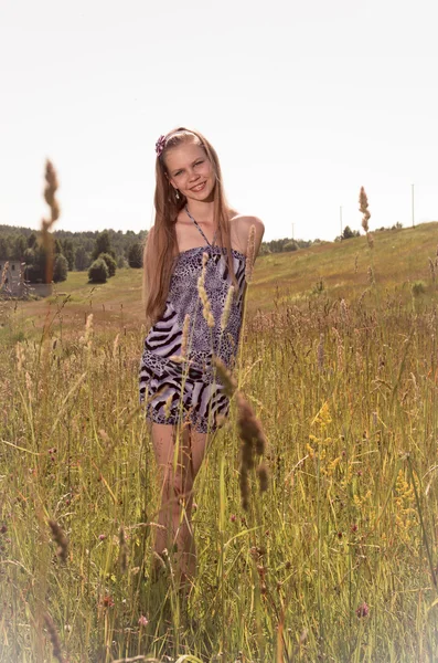 Young teen girl in the field — Stock Photo, Image