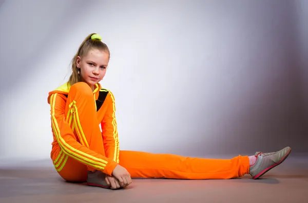 Mädchen im gelben Sportbekleidungskostüm — Stockfoto