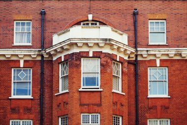 kırmızı tuğla bina