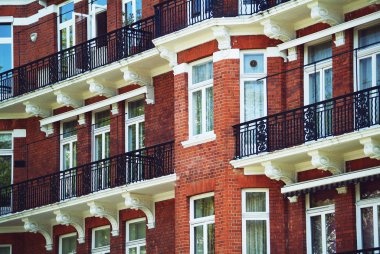 Kırmızı tuğla cephe