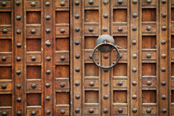 Locked wooden gate — Stock Photo, Image
