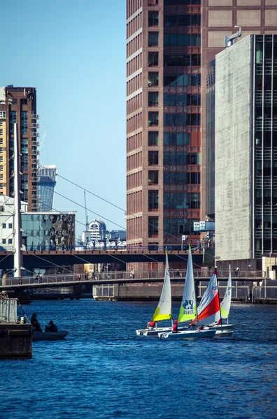 Barcos en Canary Wharf — Foto de Stock