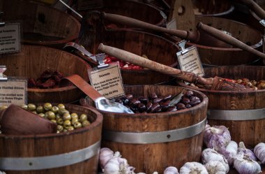 Markette zeytin