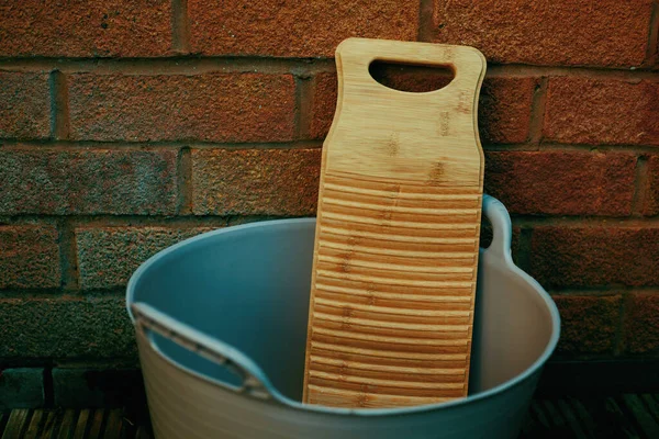 Bambu Tvättbräda Ett Gummikar Mot Tegelvägg — Stockfoto