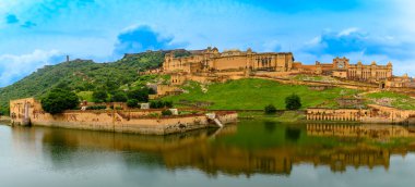 Amer Kalesi veya Amber Kalesi Panoramik Manzarası, Hindistan, Rajasthan, Amer 'de bir kale..  