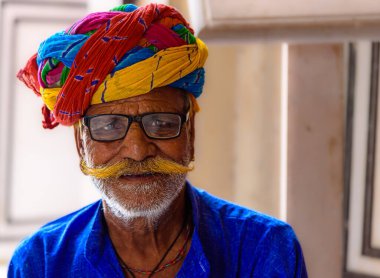 Jaipur, Rajasthan, Hindistan, 22 Ağustos 2022: Rajasthani Pagdi giyen, kameraya bakan, kimliği belirsiz yaşlı bir Rajasthani 'nin Yüzü.  