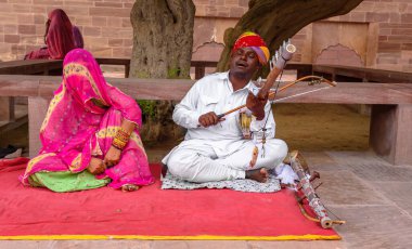 Jodhpur, Rajasthan, Hindistan, 23 Ağustos 2022: Tanımlanamayan bir Rajasthani Çifti, Yaşamak için Yerel Şarkı Söylüyor. 
