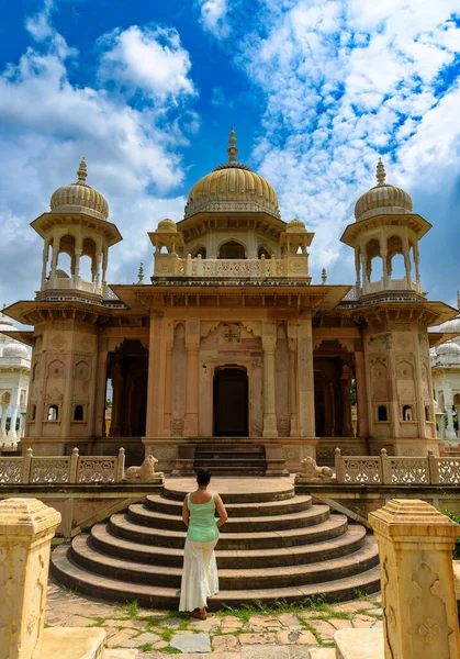 Viajante Solo Feminino Assistindo Bela Arquitetura Gatore Chhatriyan Foi Responsável — Fotografia de Stock