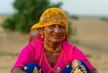 Jaisalmer, Rajasthan, Hindistan, 25 Ağustos 2022: Kameranın Önünde Gülümseyen Tanımlanamayan Rajasthani Kadın 'ın Yakın Çekimi.  