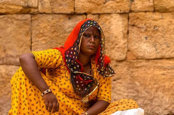 Jaisalmer, Rajasthan, Hindistan - 26 Ağustos 2022: Tanımlanamayan güzel bir Rajasthani kadının portresi. Seçici Odak kullanılıyor.