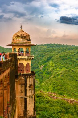 21 Ağustos 2022: Jaipur, Rajasthan, Hindistan 'daki Jaigarh Kalesi' nin dikey görünümü.