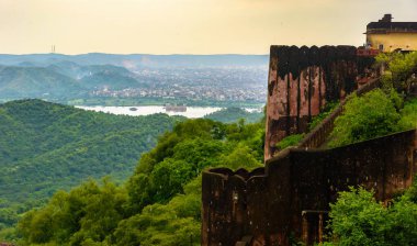 Jaigarh Kalesi Duvarı, Aravalli sırasının üst kısmında yer alıyor..