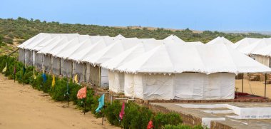 Jaisalmer, Rajasthan 'da Moody' nin altındaki çölde turistler için çadır alanı oteli..