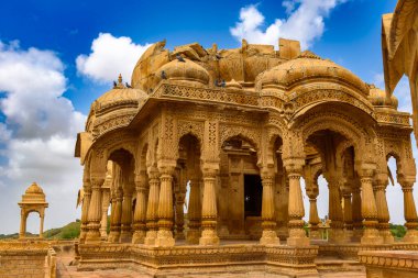 Hindistan 'ın Rajasthan eyaletindeki Jaisalmer' de Bada Bagh veya Grand Garden olarak da adlandırılan harabe Cenotaphs of Bada Bagh.. 