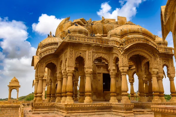 Hindistan 'ın Rajasthan eyaletindeki Jaisalmer' de Bada Bagh veya Grand Garden olarak da adlandırılan harabe Cenotaphs of Bada Bagh.. 