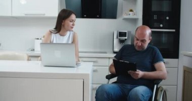 Yaşlı bir hastayı evinde ziyaret ediyor. Sağlık belgeleri ve sigorta dolduruluyor.