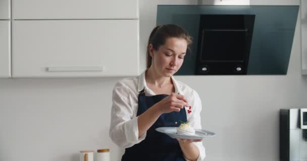 Chef segurando sobremesa e convida você a prová-lo. Deliciosa sobremesa na cozinha — Vídeo de Stock