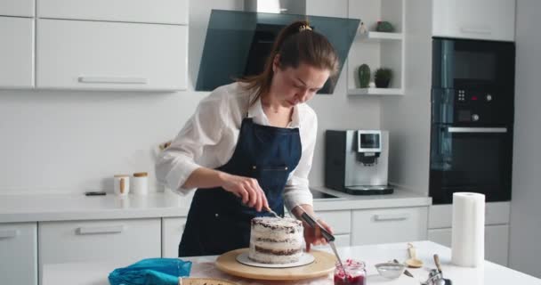 Een vrouw die chocoladetaart maakt in de keuken, close-up. Cake making proces, Selectieve focus — Stockvideo