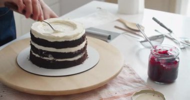 Kadın mutfakta çikolatalı pasta yapıyor, yakın plan. Kadın elleri, yaklaşın. Pasta yapma süreci, Seçici odak