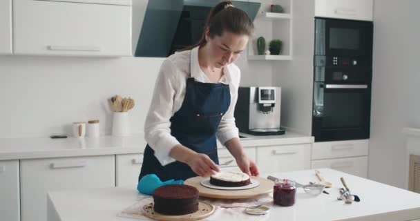 Mulher a fazer bolo de chocolate na cozinha, close-up. Processo de fabricação de bolos, foco seletivo — Vídeo de Stock