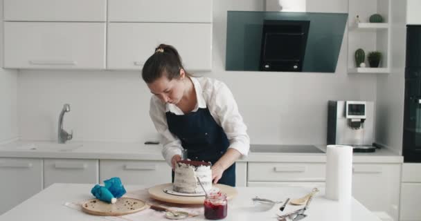 Mulher a fazer bolo de chocolate na cozinha, close-up. Processo de fabricação de bolos, foco seletivo — Vídeo de Stock