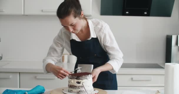 Mulher a fazer bolo de chocolate na cozinha, close-up. Processo de fabricação de bolos, foco seletivo — Vídeo de Stock