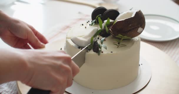 Una pasticciera donna taglia un pezzo di torta. Mani femminili e torta primo piano — Video Stock