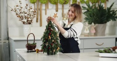 İşteki çiçekçi: Çam dallarıyla köknar şeklinde güzel Noel süslemesi nasıl yapılır. 